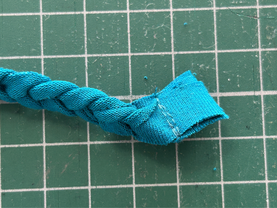 Cop jednoduše přišitý v průkrčníku (2)